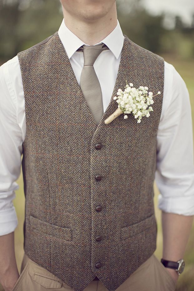 Tweedowa stylizacja na rustykalne wesele i opornych Panów Młodych to dobry pomysł.  fot. pinterest